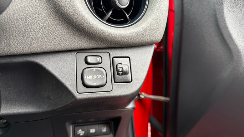 Toyota Yaris 1.5 VVT-i Icon Tech 5dr Petrol Hatchback